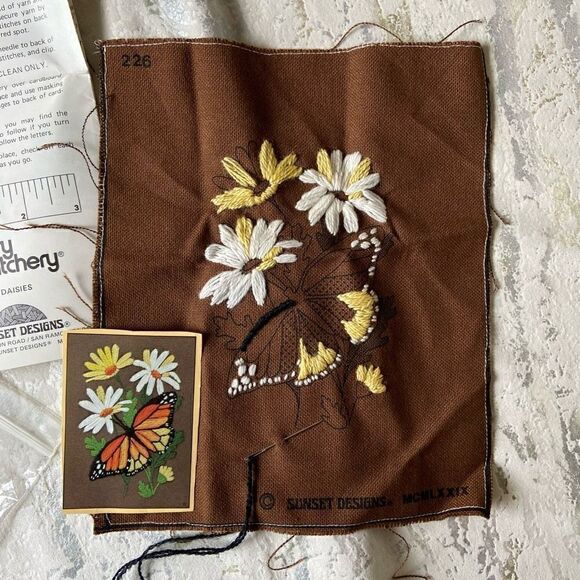 Jiffy Stitchery 1979 butterfly and daisy crewel embroidery cross stitch - Picture 1 of 6
